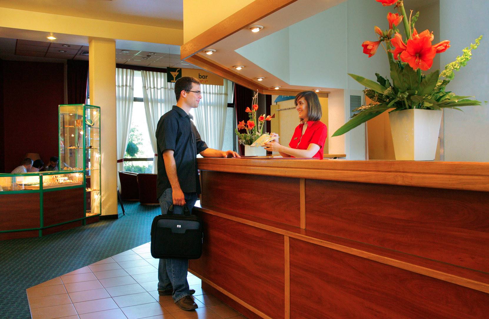 Train Your Front Desk Team On The 5 Pillars Of Hospitality Excellence